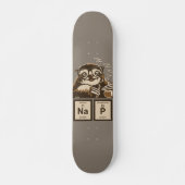 Entdecktes Nickerchen der Chemie Sloth Skateboard (Vorne)