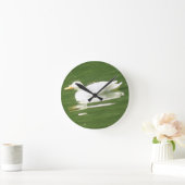 Ente an der Wassermauer Runde Wanduhr (Zuhause)