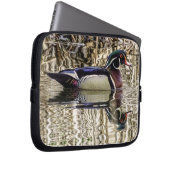 Ente aus männlichem Holz im Teich schwimmen Laptopschutzhülle (Vorne Rechts)
