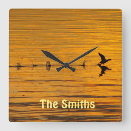 Ente, die durch die Uhr der Zeitmauer fliegen