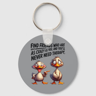 Ente findet Freunde, die genauso verrückt sind wie Schlüsselanhänger