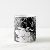 Ente in Reeds Schwarze und Weiße Seen Natur Kaffeetasse (Mittel)