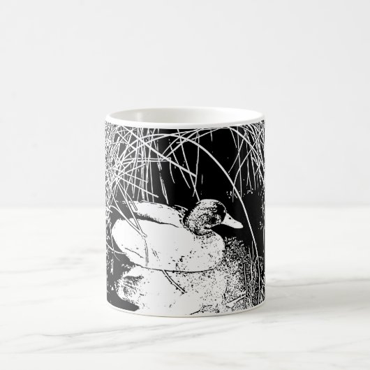 Ente in Reeds Schwarze und Weiße Seen Natur Kaffeetasse (Mittel)