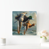 Enten, die über den Ozean fliegen, und ein kleines Quadratische Wanduhr (Zuhause)