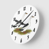 Enten: Schwarze Elstern Runde Wanduhr (Winkel)