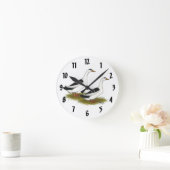 Enten: Schwarze Elstern Runde Wanduhr (Zuhause)
