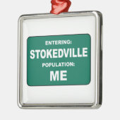 Entering Stokedville Population Me Ornament Aus Metall (Links)