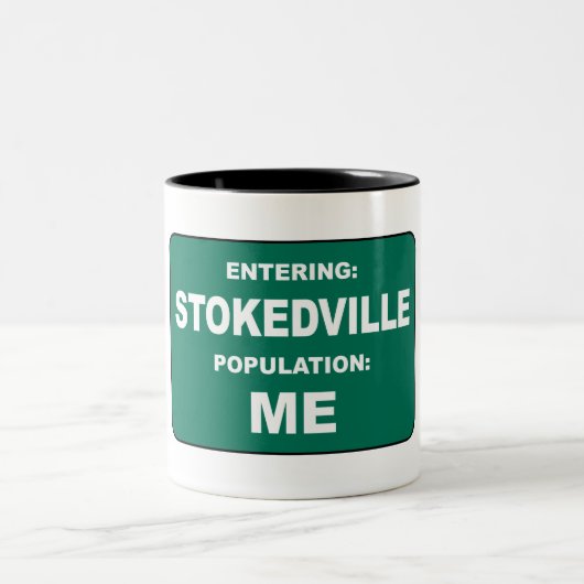Entering Stokedville Population Me Zweifarbige Tasse (Mittel)