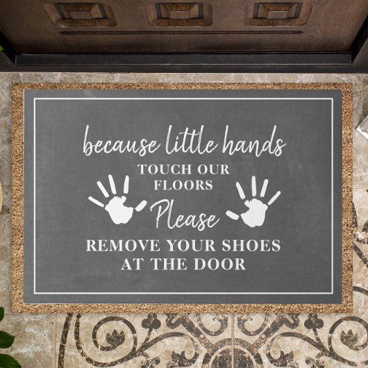 Entfernen Sie die Schuhe mit kleinen Handschuhen. Fußmatte