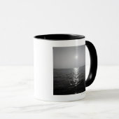 Entferntes Boot auf Ozean Tasse (VorderseiteRechts)