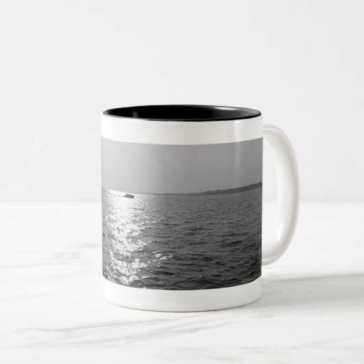 Entferntes Boot auf Ozean Zweifarbige Tasse (VorderseiteRechts)