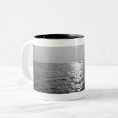 Entferntes Boot auf Ozean Zweifarbige Tasse (Vorderseite Links)