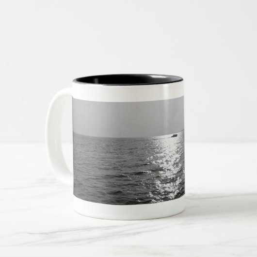 Entferntes Boot auf Ozean Zweifarbige Tasse (Vorderseite Links)