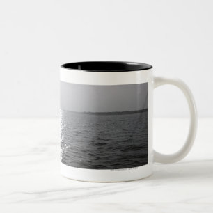 Entferntes Boot auf Ozean Zweifarbige Tasse