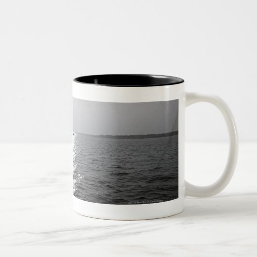 Entferntes Boot auf Ozean Zweifarbige Tasse (Rechts)