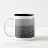 Entferntes Boot auf Ozean Zweifarbige Tasse (Links)