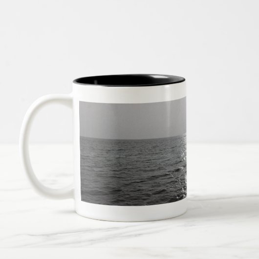 Entferntes Boot auf Ozean Zweifarbige Tasse (Links)