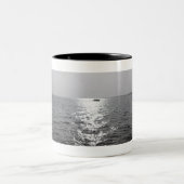 Entferntes Boot auf Ozean Zweifarbige Tasse (Mittel)