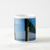 Entlang der Mackinac Bridge Coffee Tasse (Mittel)