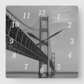 Entlang der Mackinac-Brücke Grayscale Wall Clock Quadratische Wanduhr (Vorderseite)