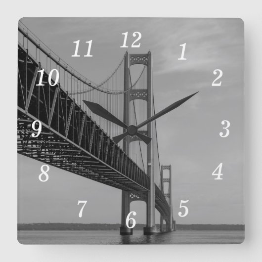 Entlang der Mackinac-Brücke Grayscale Wall Clock Quadratische Wanduhr (Vorderseite)