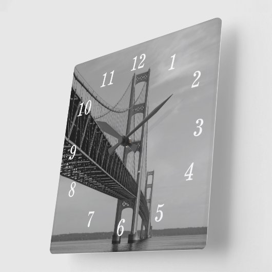 Entlang der Mackinac-Brücke Grayscale Wall Clock Quadratische Wanduhr (Winkel)