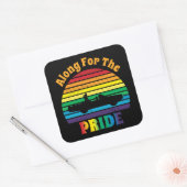 Entlang des Pride Retro 70's Rainbow Sunset Hinter Quadratischer Aufkleber (Umschlag)