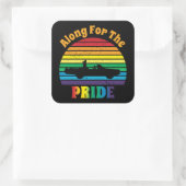Entlang des Pride Retro 70's Rainbow Sunset Hinter Quadratischer Aufkleber (Tasche)