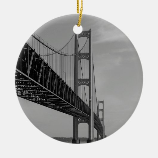 entlang Mackinac Bridge Grayscale Keramikornament (Vorne)
