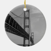 entlang Mackinac Bridge Grayscale Keramikornament (Hinten)