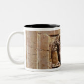 Entlastung, die eine Frau an einem Fenster Zweifarbige Tasse (Links)