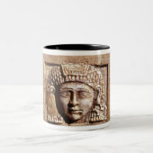 Entlastung, die eine Frau an einem Fenster Zweifarbige Tasse (Mittel)