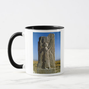 Entlastung, die einen vier-winged Geist darstellt Tasse