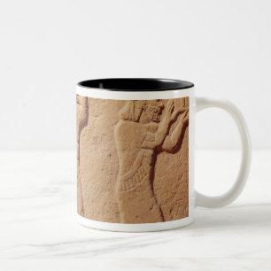 Entlastung, welche die Träger beladen mit Zweifarbige Tasse