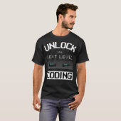 ENTLOCKEN SIE DIE NÄCHSTE KOMPONENTE Gaming-Coding T-Shirt (Vorne ganz)