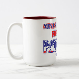 Entschuldigen Sie sich niemals dafür, Patriotiker Zweifarbige Tasse