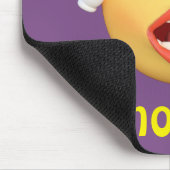 Entsetztes Emoji Mädchenemoticon-Cartoon-Gesicht Mousepad (Ecke)