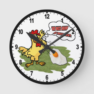 Entsetztes Huhn Runde Wanduhr