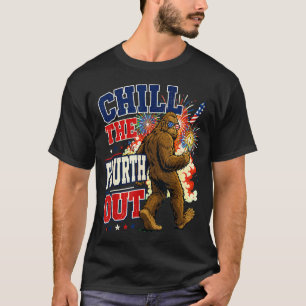 Entspanne den vierten lustigen Bigfoot-Campingausf T-Shirt