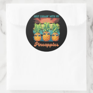 Entspannen mit meiner Ananas-Sonnenbrille Tropisch Runder Aufkleber