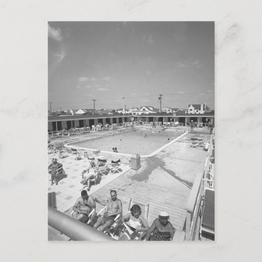 Entspannen Sie am Außenpool B&W Postkarte (Vorderseite)