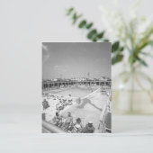 Entspannen Sie am Außenpool B&W Postkarte (Stehend Vorderseite)
