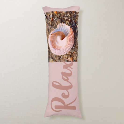 Entspannen Sie am Strand in einem ruhigen, blassro Seitenschläferkissen (Vorderseite Vertikal)