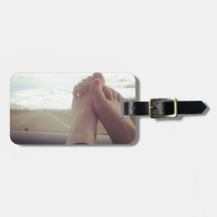 entspannen Sie die Füße am Armaturenbrett Gepäckanhänger