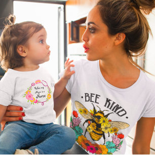 Entspannen Sie meine Mama ist ein Blumenstethoskop Baby T-shirt