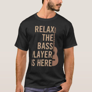 Entspannen Sie sich beim Bass Player, der sich hie T-Shirt