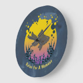 Entspannen Sie sich für einen Augenblick unter dem Große Wanduhr (Winkel)