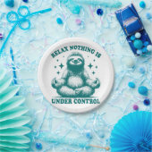 Entspannen Sie sich in der Kontrolle Sloth Yoga Pappteller (Party)