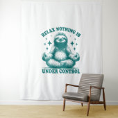 Entspannen Sie sich in der Kontrolle Sloth Yoga Wandteppich (Beispiel)