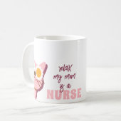 Entspannen Sie sich, meine Mama ist eine Krankensc Kaffeetasse (Vorderseite Links)